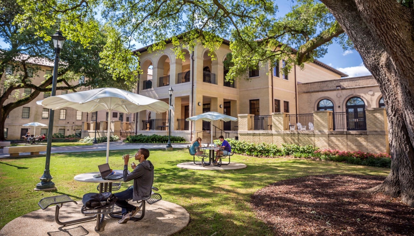 Photo of the courtyard outside of Laville Honors House