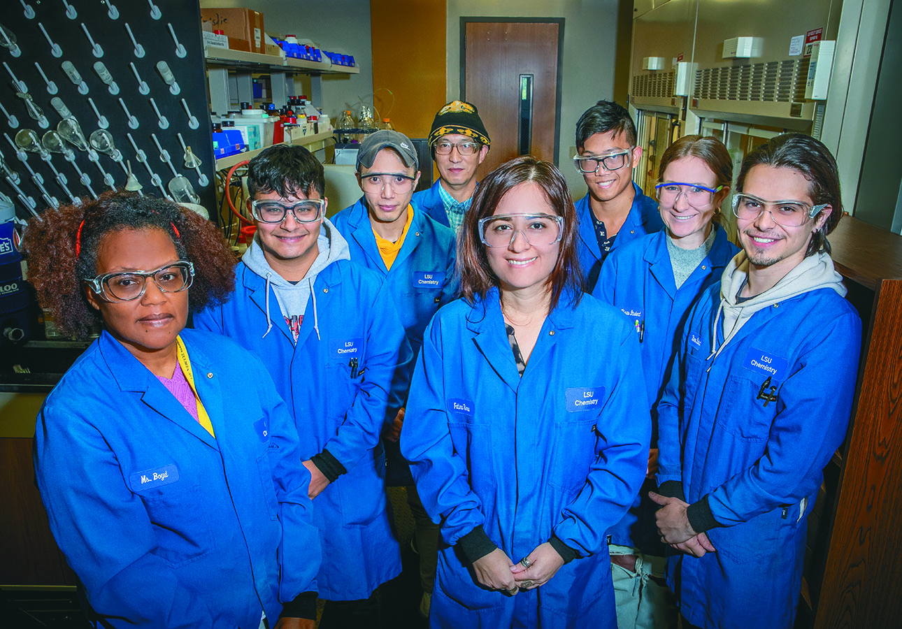 Fatima Rivas with her lab group at LSU